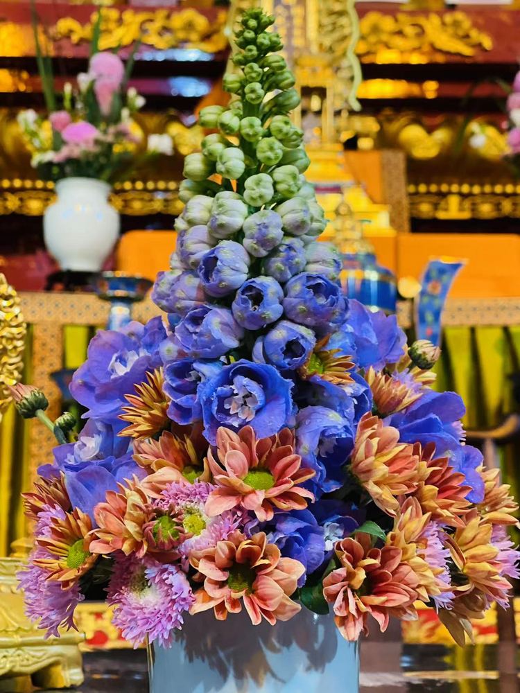 佛前花艺特写