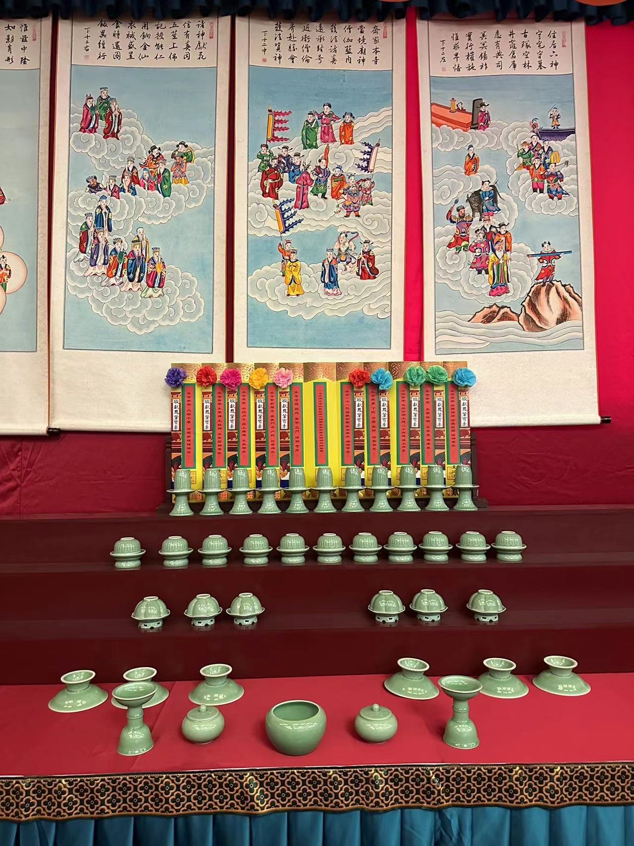 水陆画卷轴与青瓷阵列